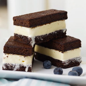 Sándwich de brownies con helado.