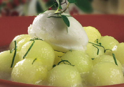 Sopa de melón con helado de limón.