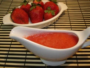 Salsa natural de frutillas para bañar helados.