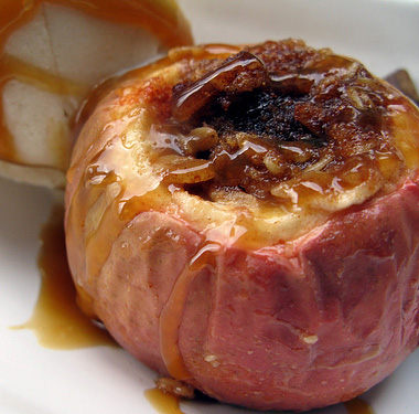 Manzana asada con quenelle de helado de Crema Americana.